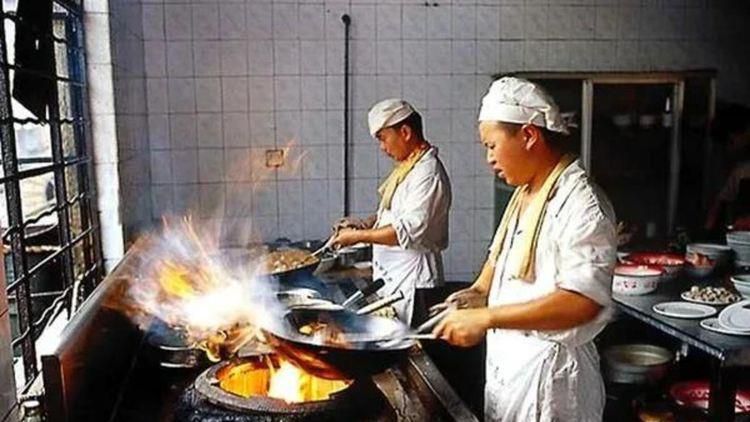 我们致力于与俱乐部的每个人——董事会、工作人员、球员和球迷——合作，帮助推动俱乐部前进。